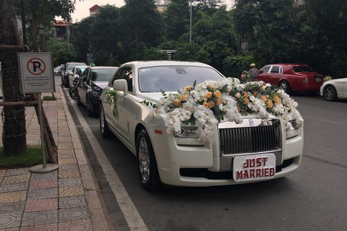 Cap doi xe sang Rolls-Royce chuc ty ruoc dau tai Ha Noi